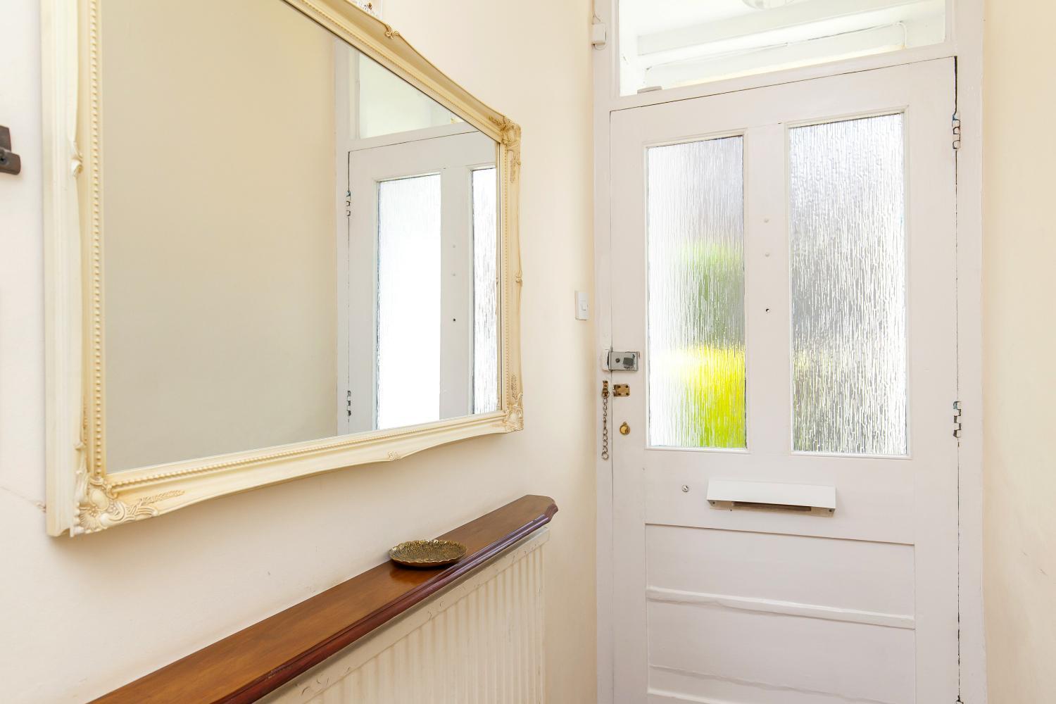 2-bedroom Stunning, Chic, Spacious & Stylish Retreat, Winchester, Free On-street Parking, Sleeps 6, Pet-friendly, Summer Special Offer! - By Blue Puffin Holiday home