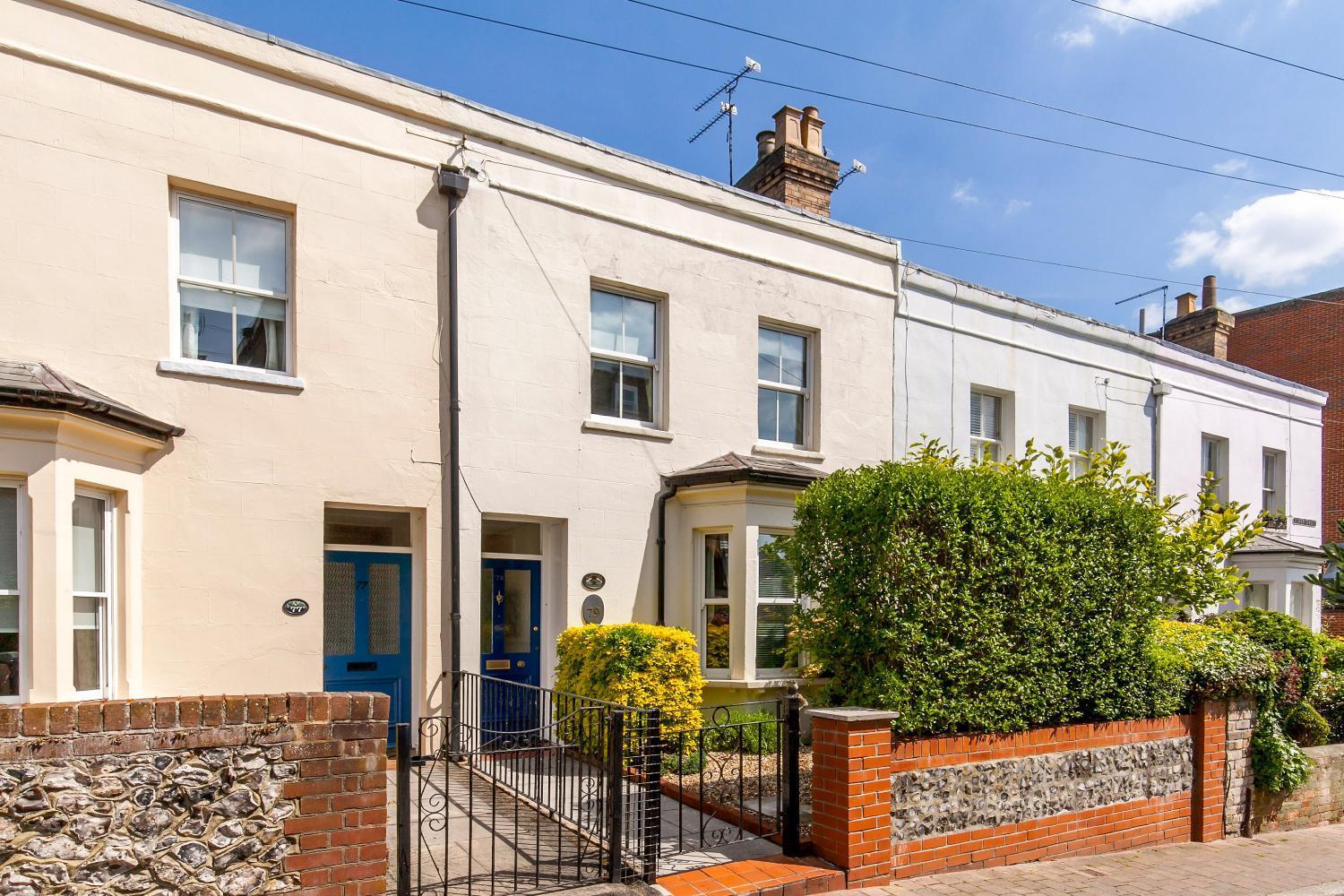 2-bedroom Stunning, Chic, Spacious & Stylish Retreat, Winchester, Free On-street Parking, Sleeps 6, Pet-friendly, Summer Special Offer! - By Blue Puffin Holiday home Winchester