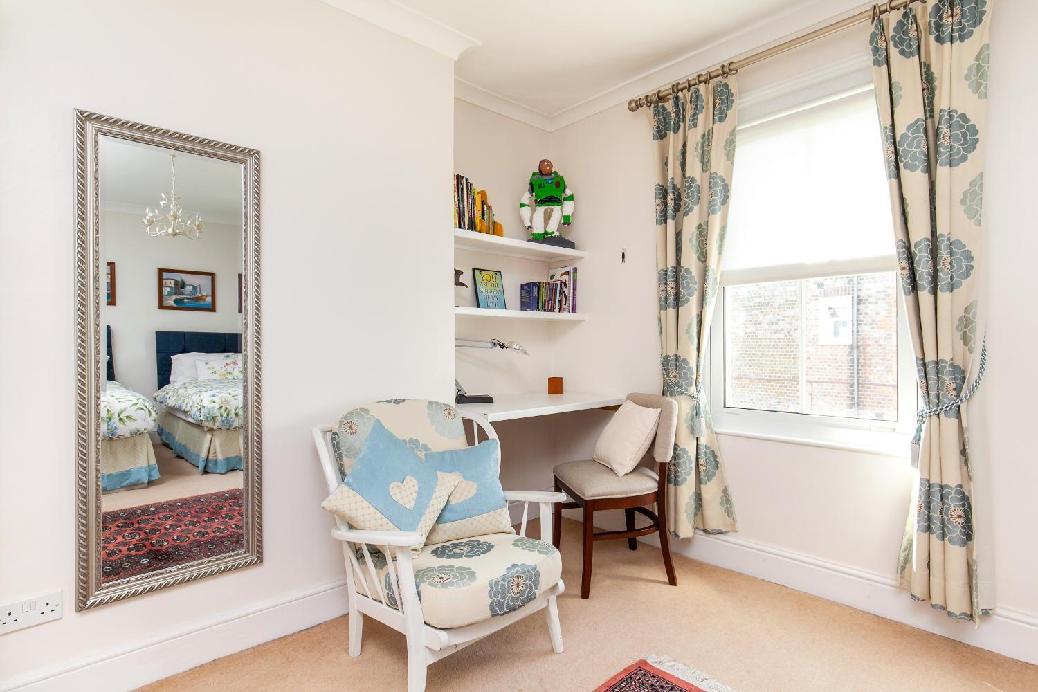 2-bedroom Stunning, Chic, Spacious & Stylish Retreat, Winchester, Free On-street Parking, Sleeps 6, Pet-friendly, Summer Special Offer! - By Blue Puffin