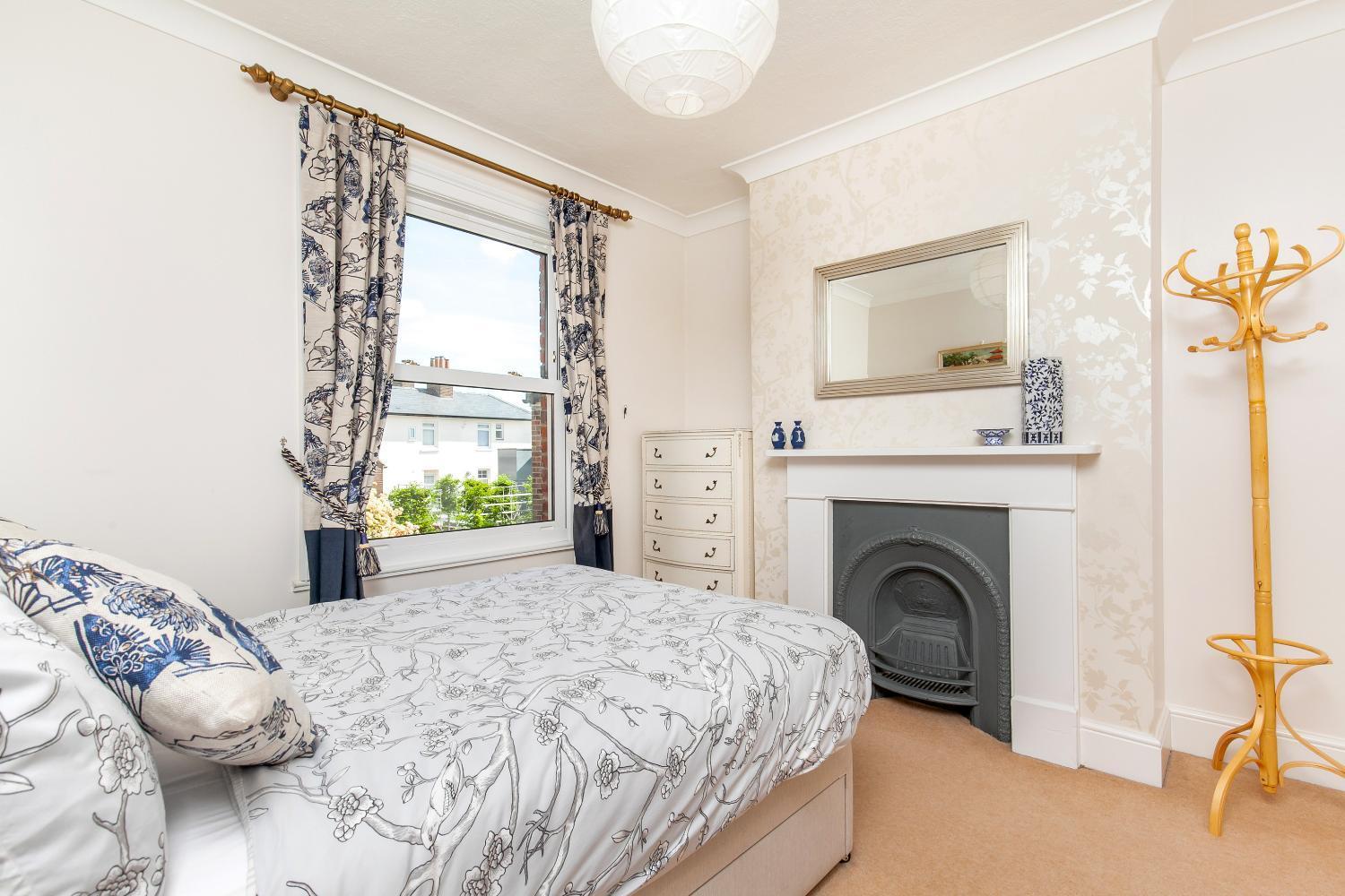 Holiday home 2-bedroom Stunning, Chic, Spacious & Stylish Retreat, Winchester, Free On-street Parking, Sleeps 6, Pet-friendly, Summer Special Offer! - By Blue Puffin