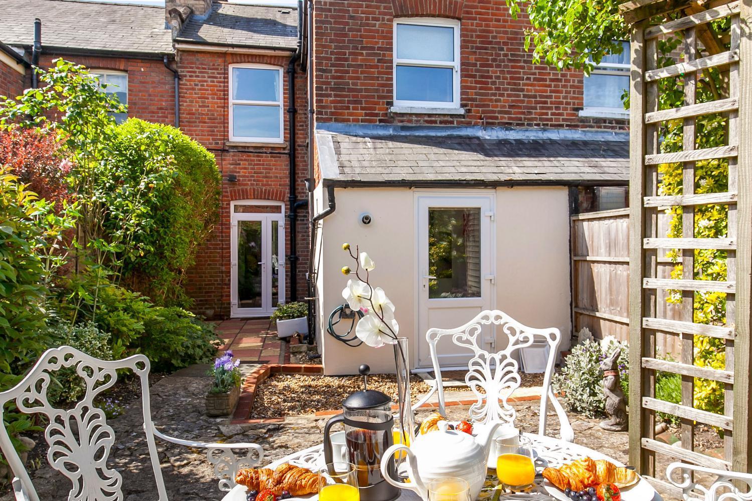 2-bedroom Stunning, Chic, Spacious & Stylish Retreat, Winchester, Free On-street Parking, Sleeps 6, Pet-friendly, Summer Special Offer! - By Blue Puffin Holiday home