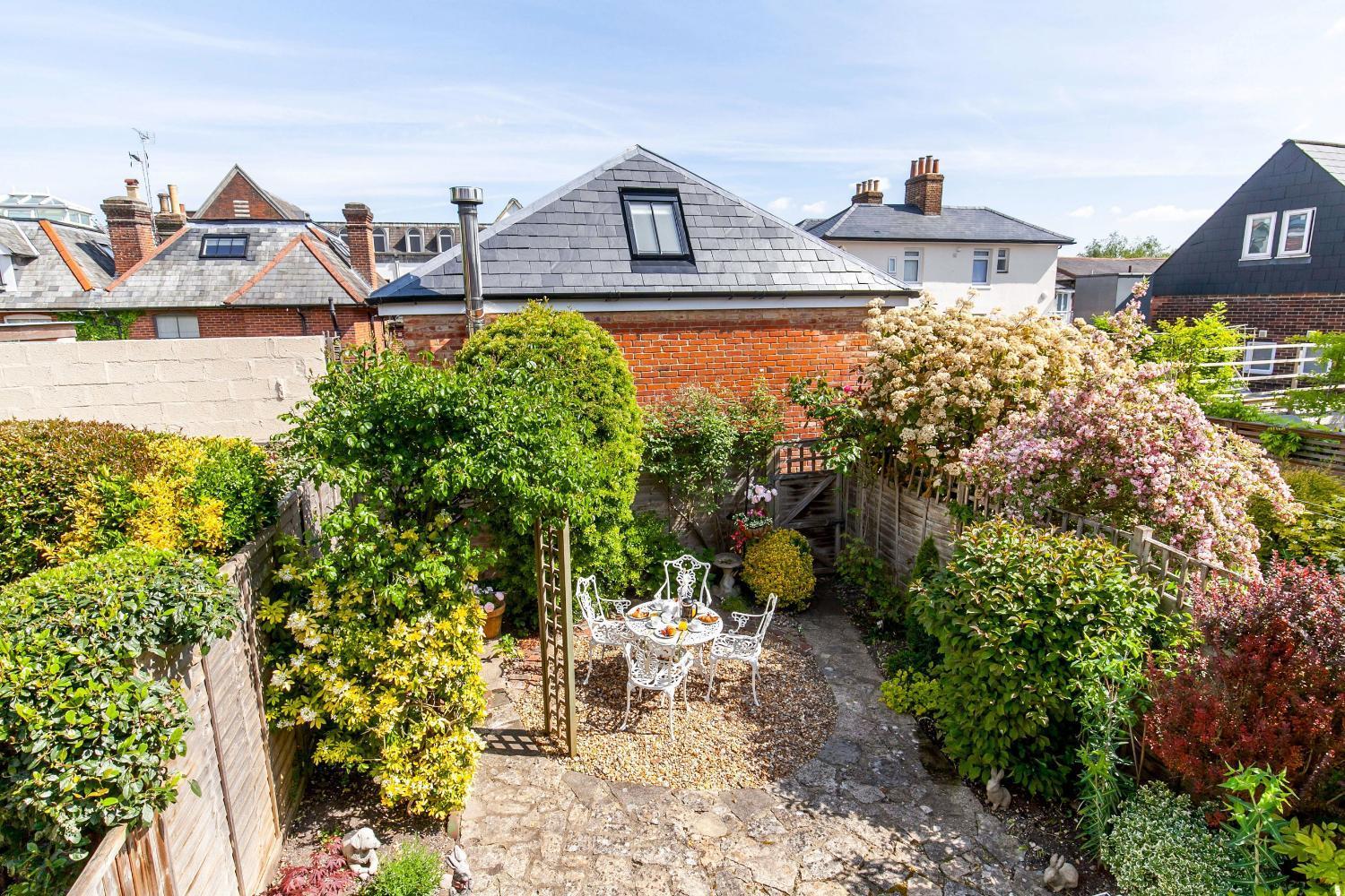 Holiday home 2-bedroom Stunning, Chic, Spacious & Stylish Retreat, Winchester, Free On-street Parking, Sleeps 6, Pet-friendly, Summer Special Offer! - By Blue Puffin