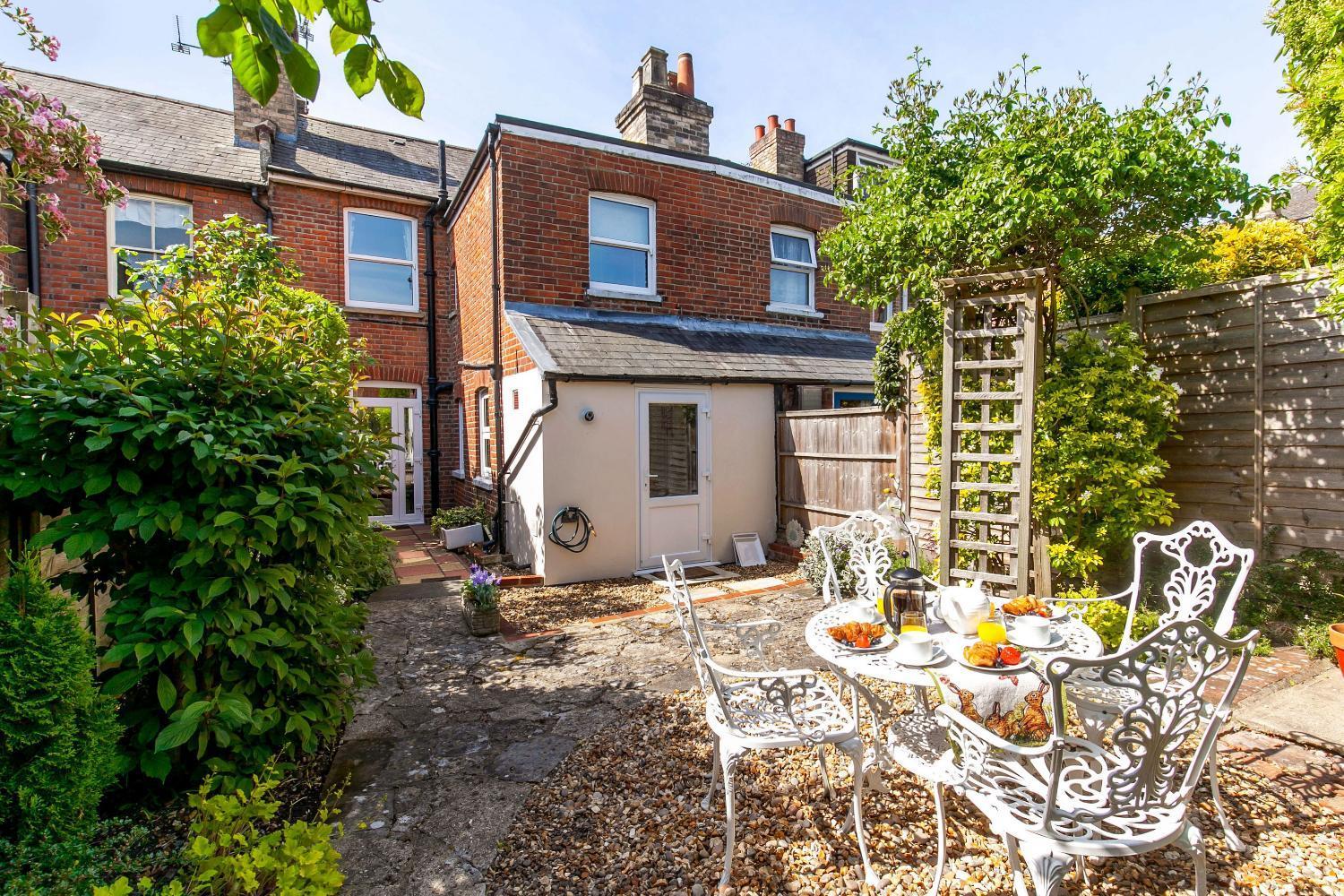 2-bedroom Stunning, Chic, Spacious & Stylish Retreat, Winchester, Free On-street Parking, Sleeps 6, Pet-friendly, Summer Special Offer! - By Blue Puffin Holiday home Winchester
