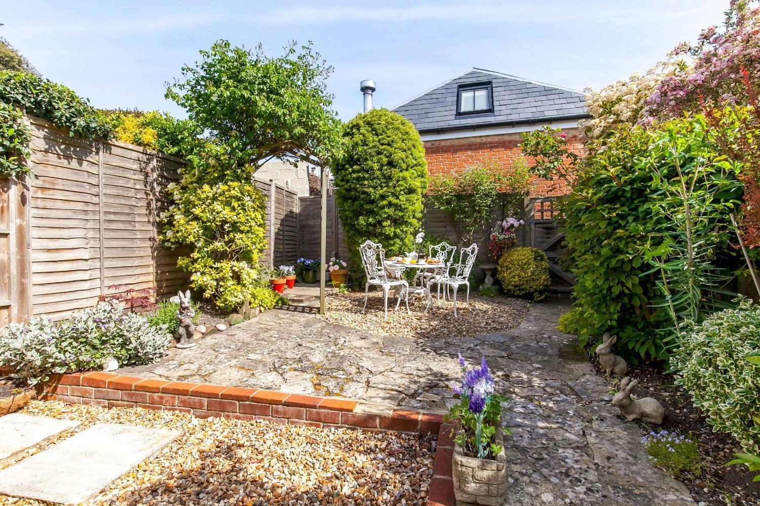 2-bedroom Stunning, Chic, Spacious & Stylish Retreat, Winchester, Free On-street Parking, Sleeps 6, Pet-friendly, Summer Special Offer! - By Blue Puffin Holiday home *