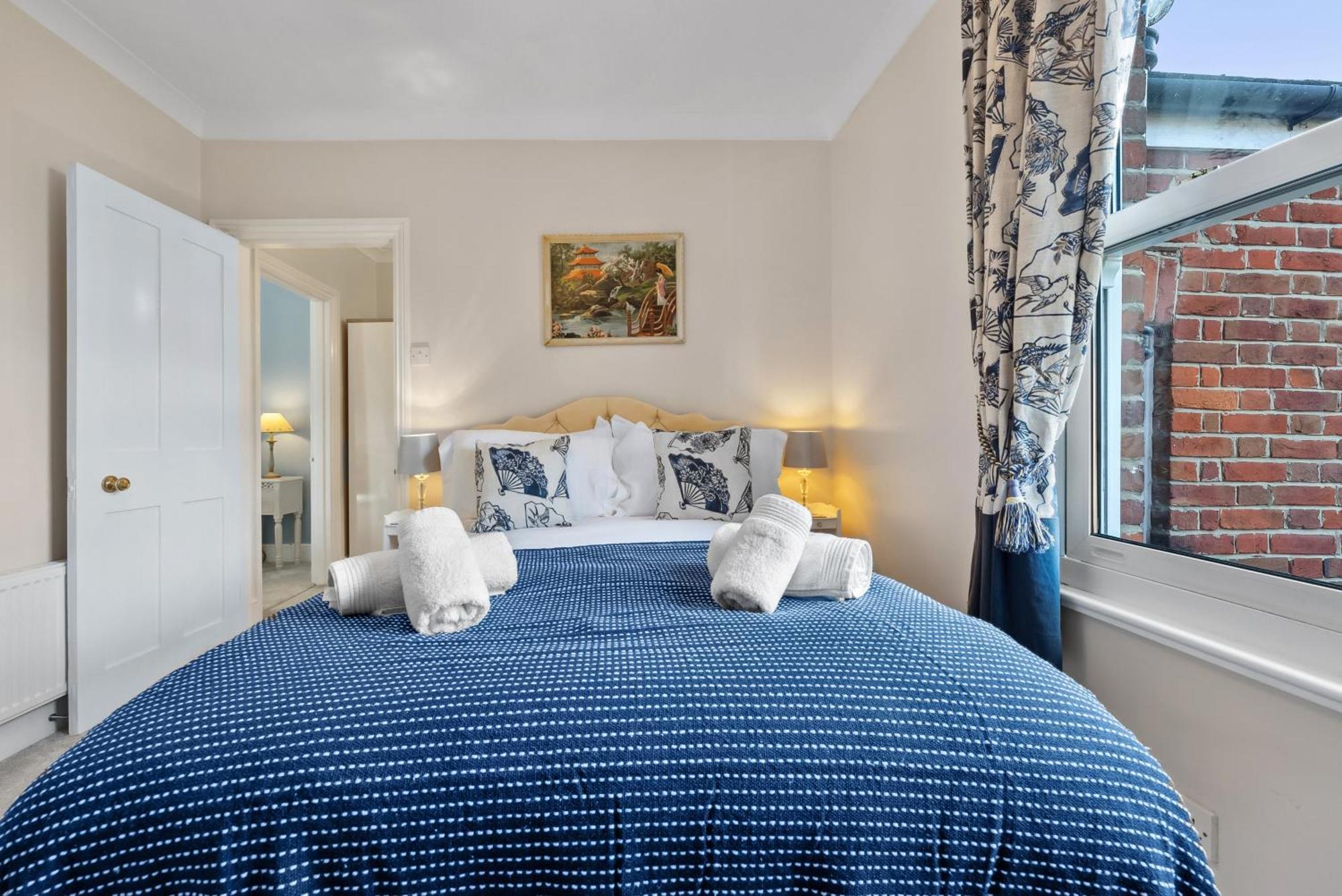 2-bedroom Stunning, Chic, Spacious & Stylish Retreat, Winchester, Free On-street Parking, Sleeps 6, Pet-friendly, Summer Special Offer! - By Blue Puffin *