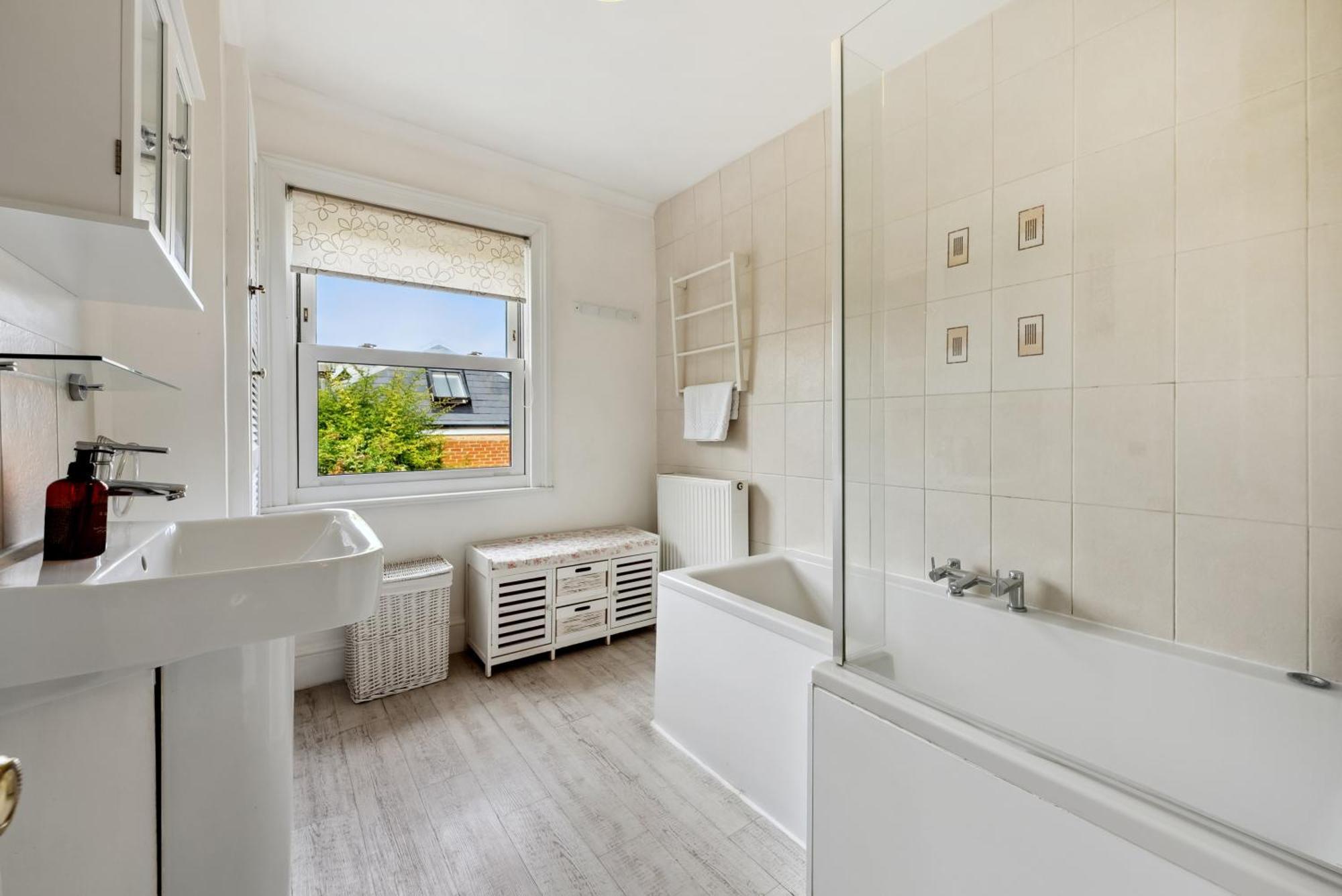 2-bedroom Stunning, Chic, Spacious & Stylish Retreat, Winchester, Free On-street Parking, Sleeps 6, Pet-friendly, Summer Special Offer! - By Blue Puffin