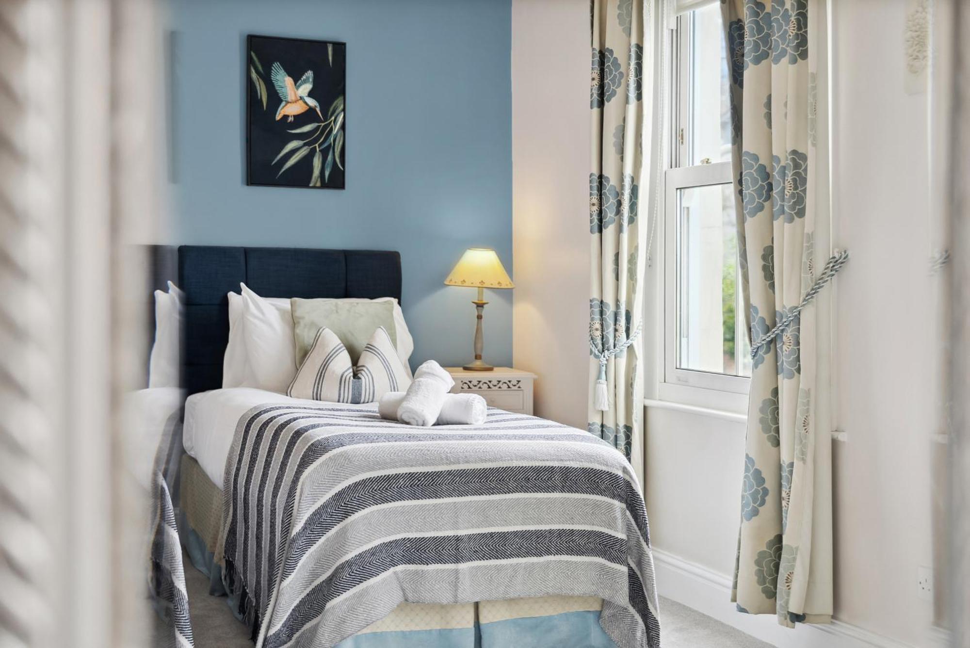 2-bedroom Stunning, Chic, Spacious & Stylish Retreat, Winchester, Free On-street Parking, Sleeps 6, Pet-friendly, Summer Special Offer! - By Blue Puffin Holiday home *