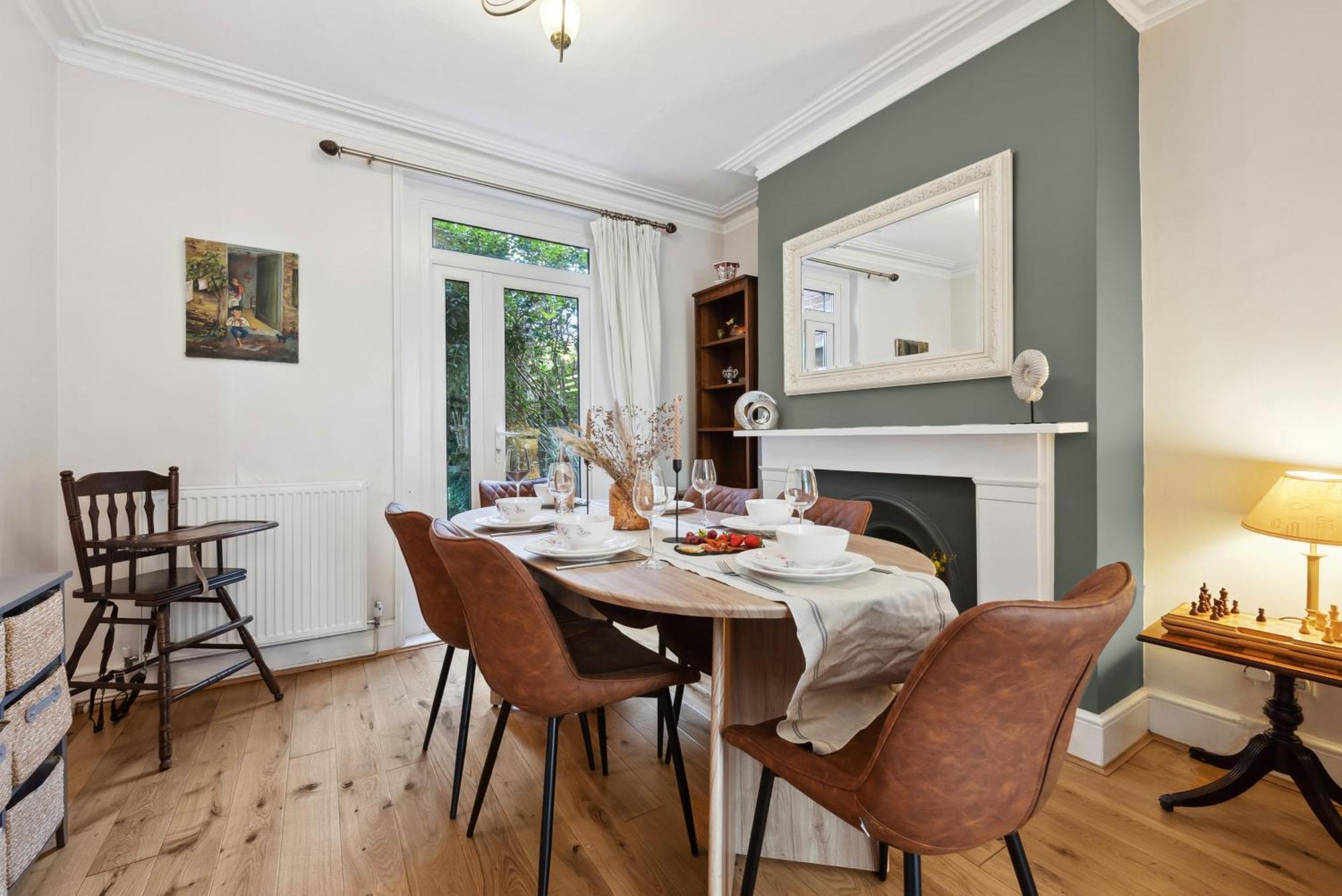 2-bedroom Stunning, Chic, Spacious & Stylish Retreat, Winchester, Free On-street Parking, Sleeps 6, Pet-friendly, Summer Special Offer! - By Blue Puffin Holiday home