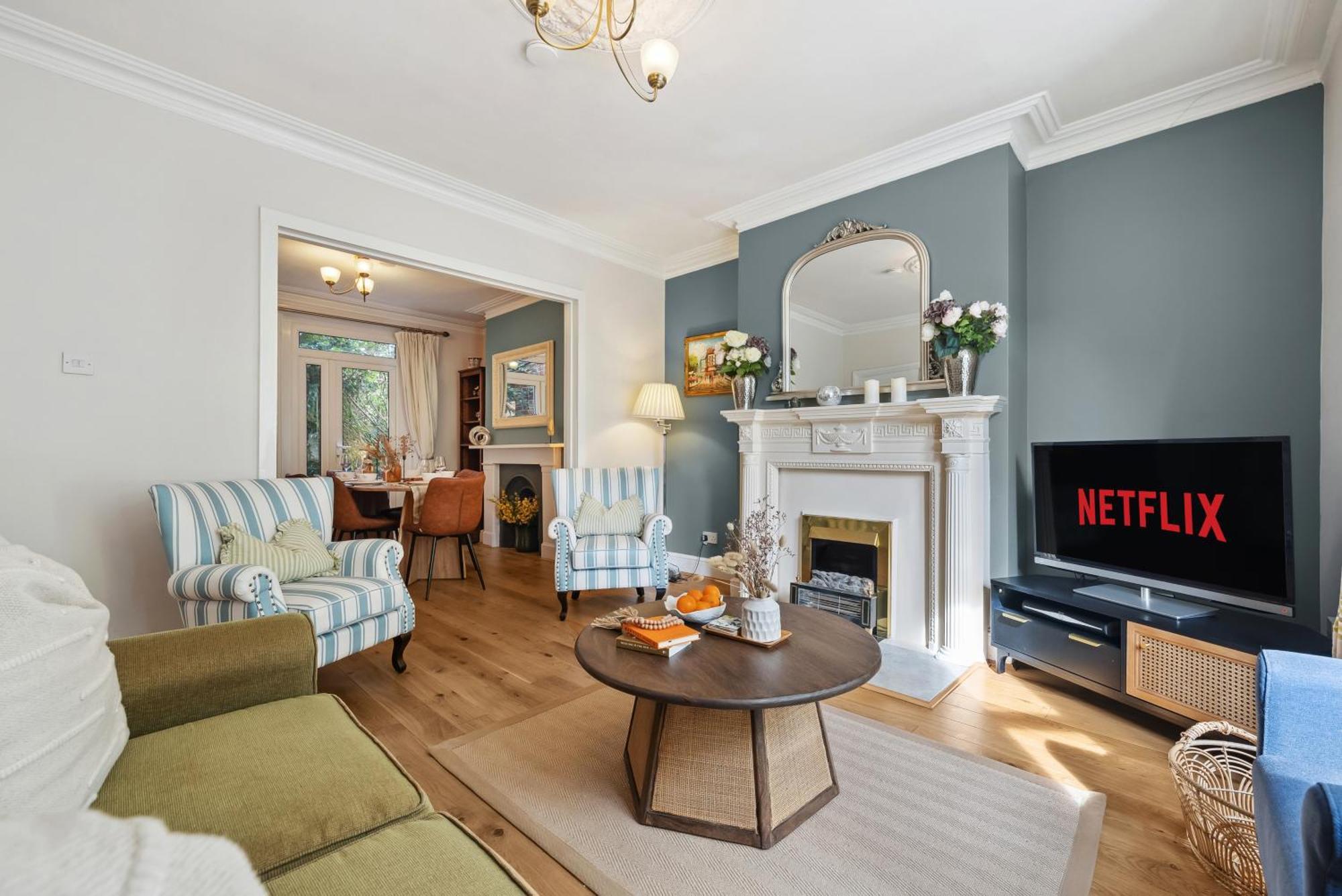 Holiday home 2-bedroom Stunning, Chic, Spacious & Stylish Retreat, Winchester, Free On-street Parking, Sleeps 6, Pet-friendly, Summer Special Offer! - By Blue Puffin *