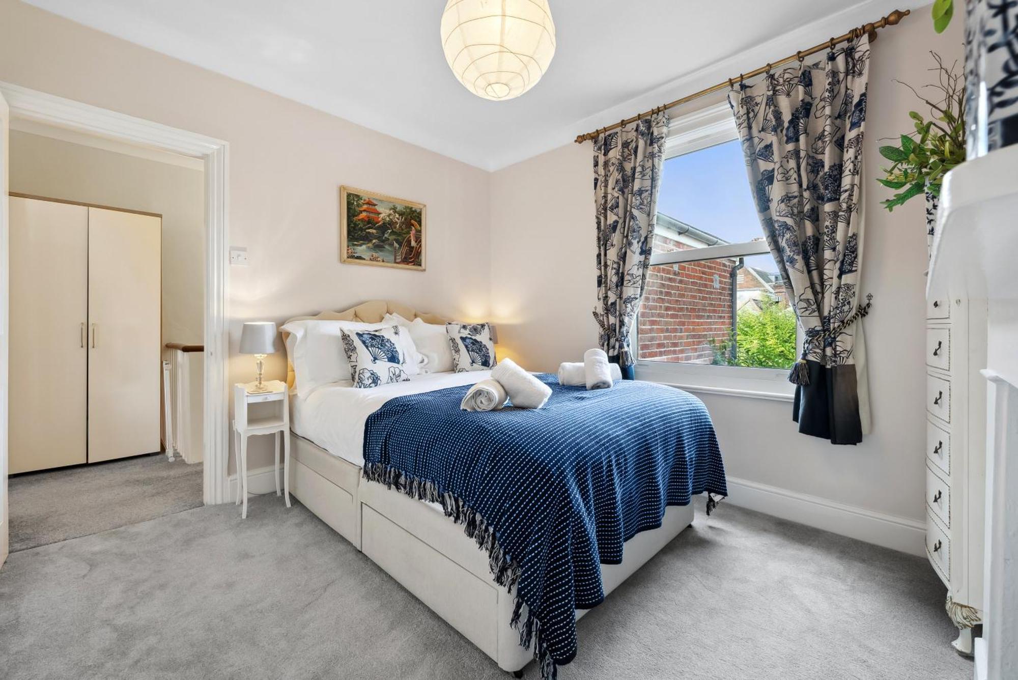 2-bedroom Stunning, Chic, Spacious & Stylish Retreat, Winchester, Free On-street Parking, Sleeps 6, Pet-friendly, Summer Special Offer! - By Blue Puffin