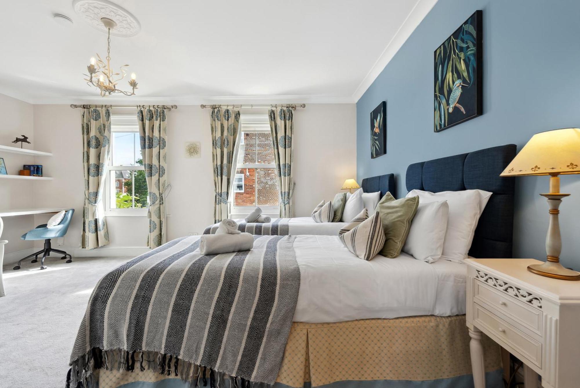 Holiday home 2-bedroom Stunning, Chic, Spacious & Stylish Retreat, Winchester, Free On-street Parking, Sleeps 6, Pet-friendly, Summer Special Offer! - By Blue Puffin Winchester