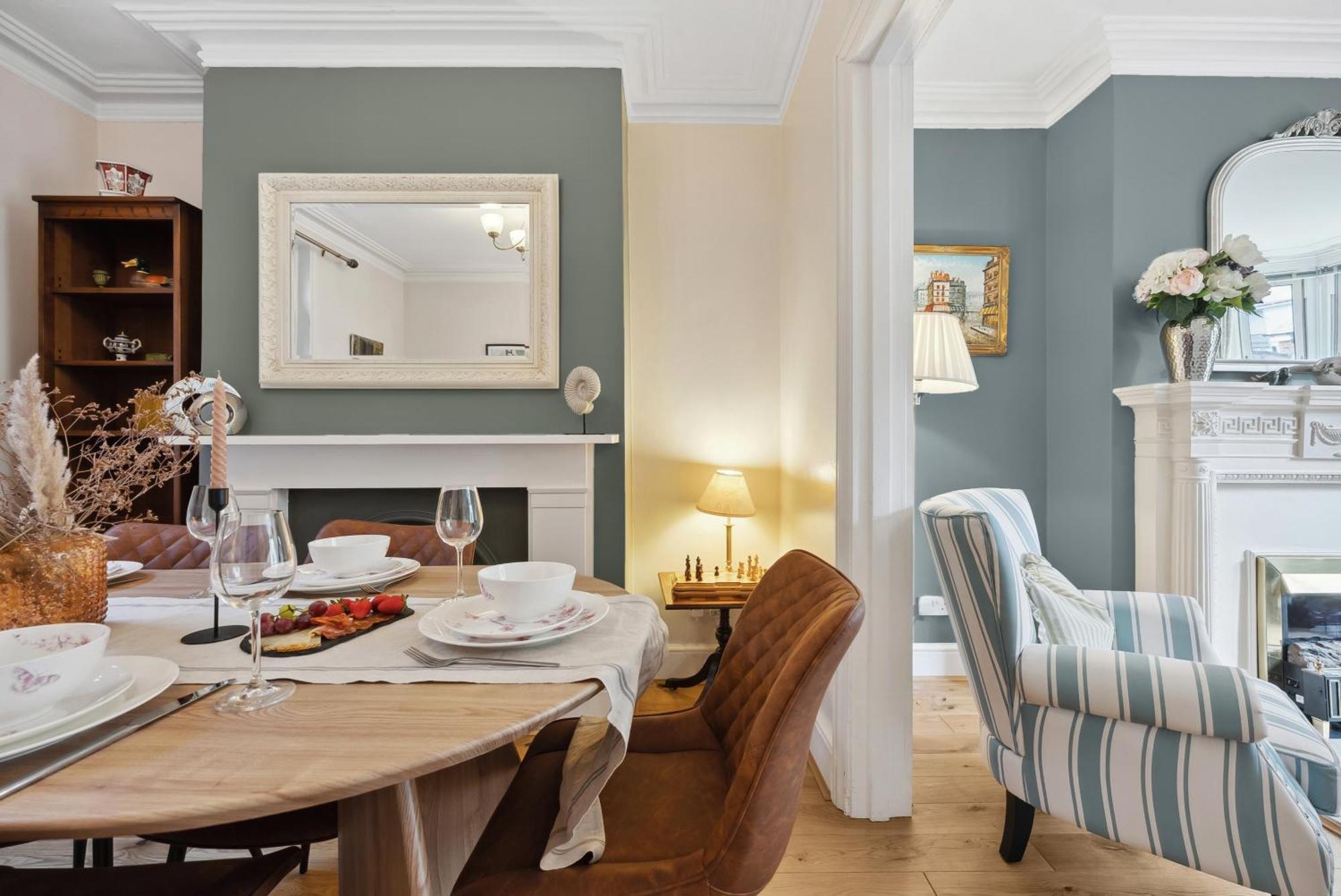 2-bedroom Stunning, Chic, Spacious & Stylish Retreat, Winchester, Free On-street Parking, Sleeps 6, Pet-friendly, Summer Special Offer! - By Blue Puffin *