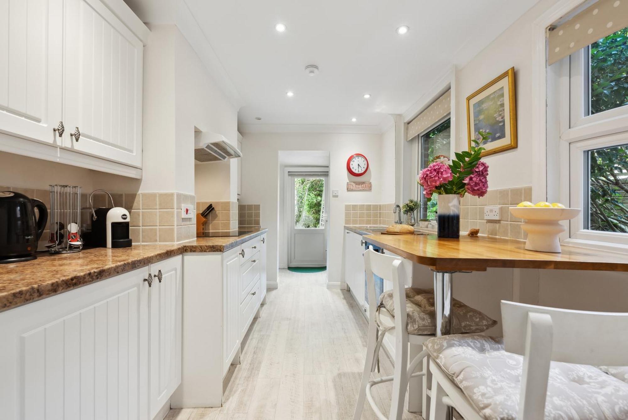 2-bedroom Stunning, Chic, Spacious & Stylish Retreat, Winchester, Free On-street Parking, Sleeps 6, Pet-friendly, Summer Special Offer! - By Blue Puffin * Winchester