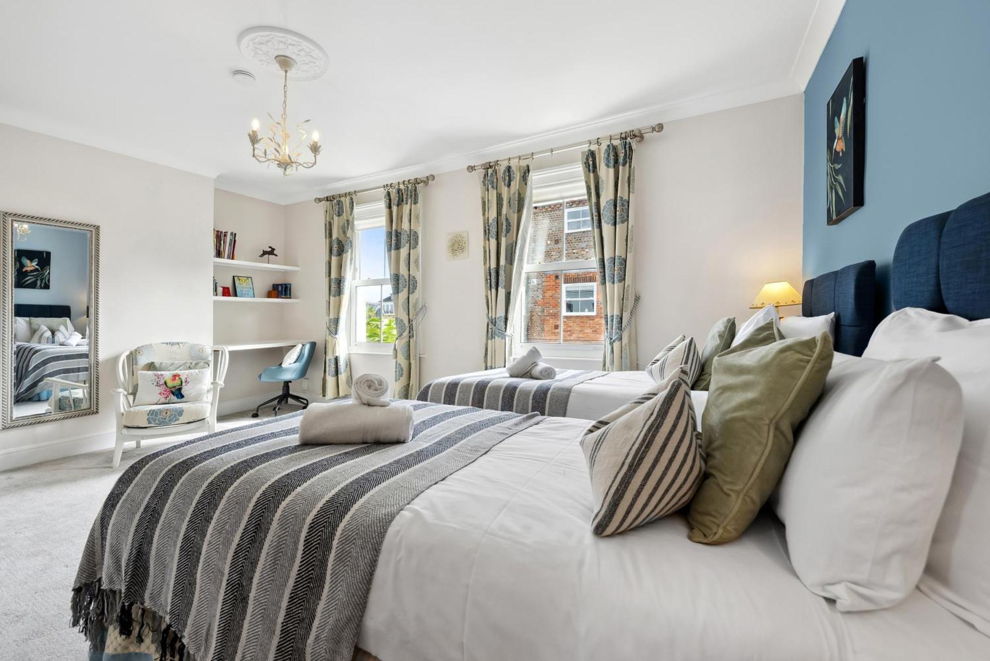 Holiday home 2-bedroom Stunning, Chic, Spacious & Stylish Retreat, Winchester, Free On-street Parking, Sleeps 6, Pet-friendly, Summer Special Offer! - By Blue Puffin