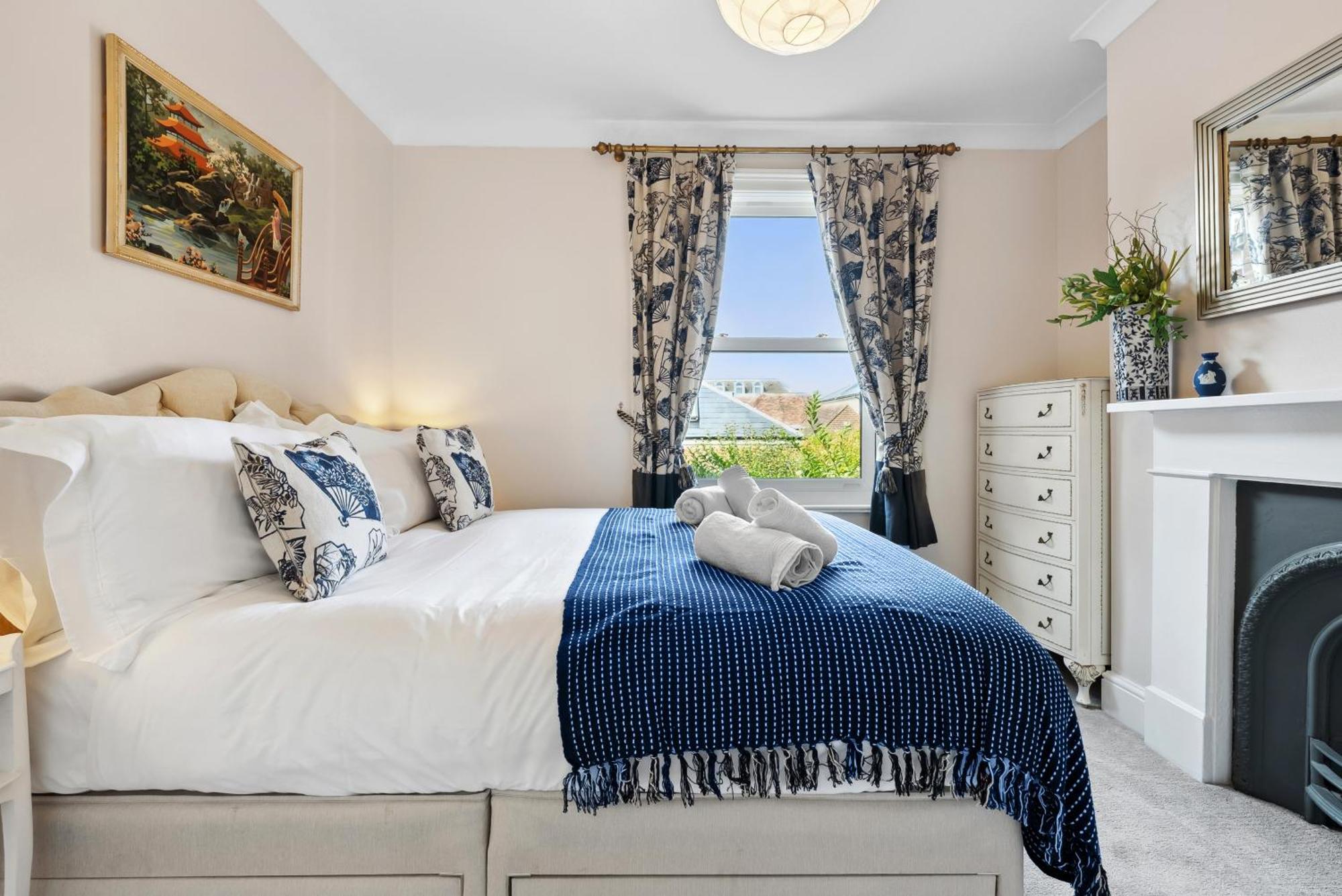 2-bedroom Stunning, Chic, Spacious & Stylish Retreat, Winchester, Free On-street Parking, Sleeps 6, Pet-friendly, Summer Special Offer! - By Blue Puffin Holiday home Winchester