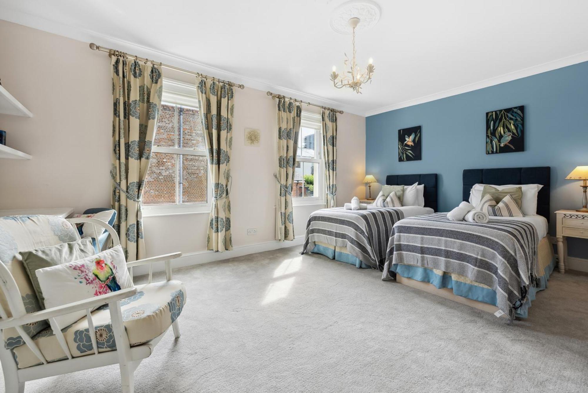 Holiday home 2-bedroom Stunning, Chic, Spacious & Stylish Retreat, Winchester, Free On-street Parking, Sleeps 6, Pet-friendly, Summer Special Offer! - By Blue Puffin Winchester