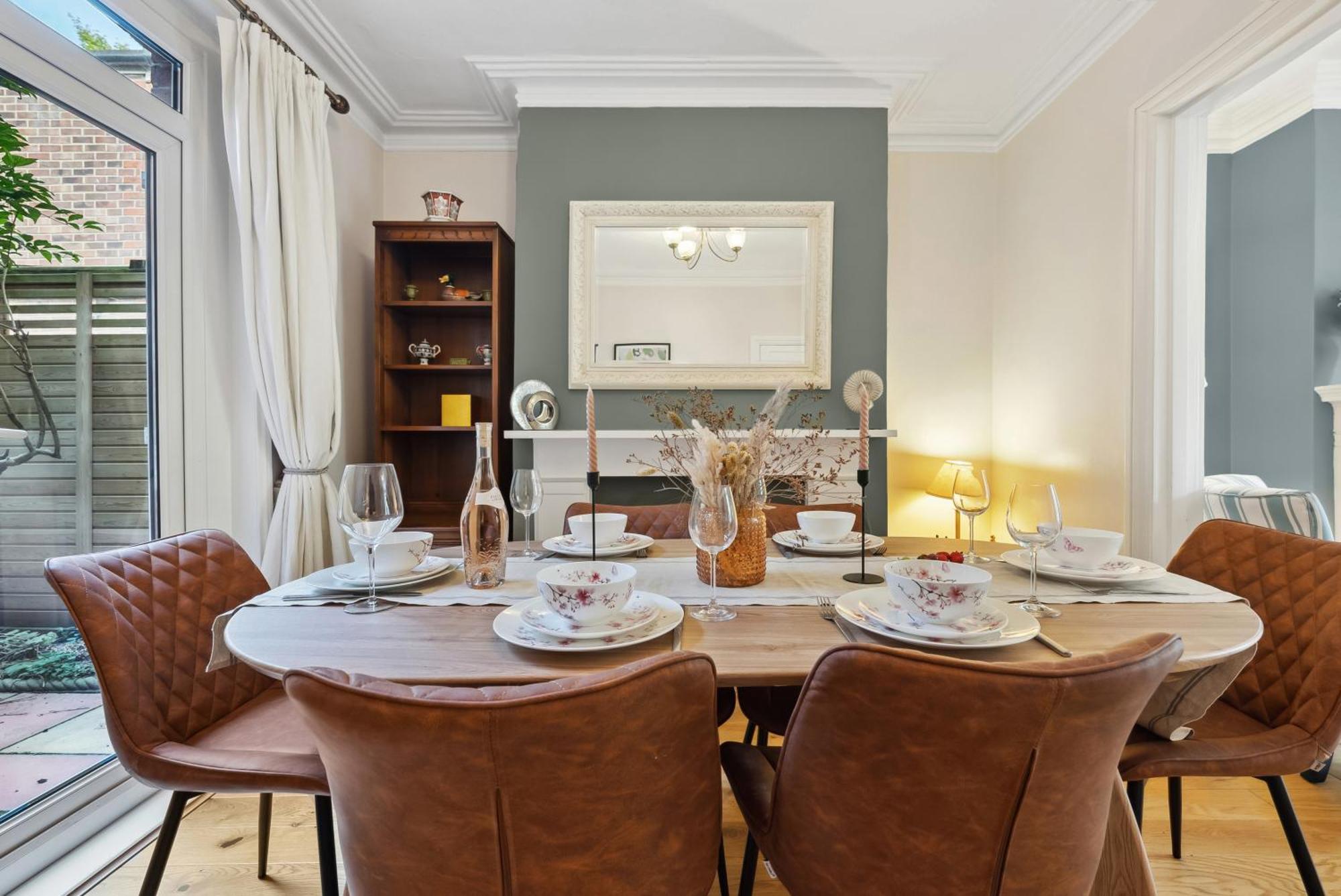 2-bedroom Stunning, Chic, Spacious & Stylish Retreat, Winchester, Free On-street Parking, Sleeps 6, Pet-friendly, Summer Special Offer! - By Blue Puffin Winchester
