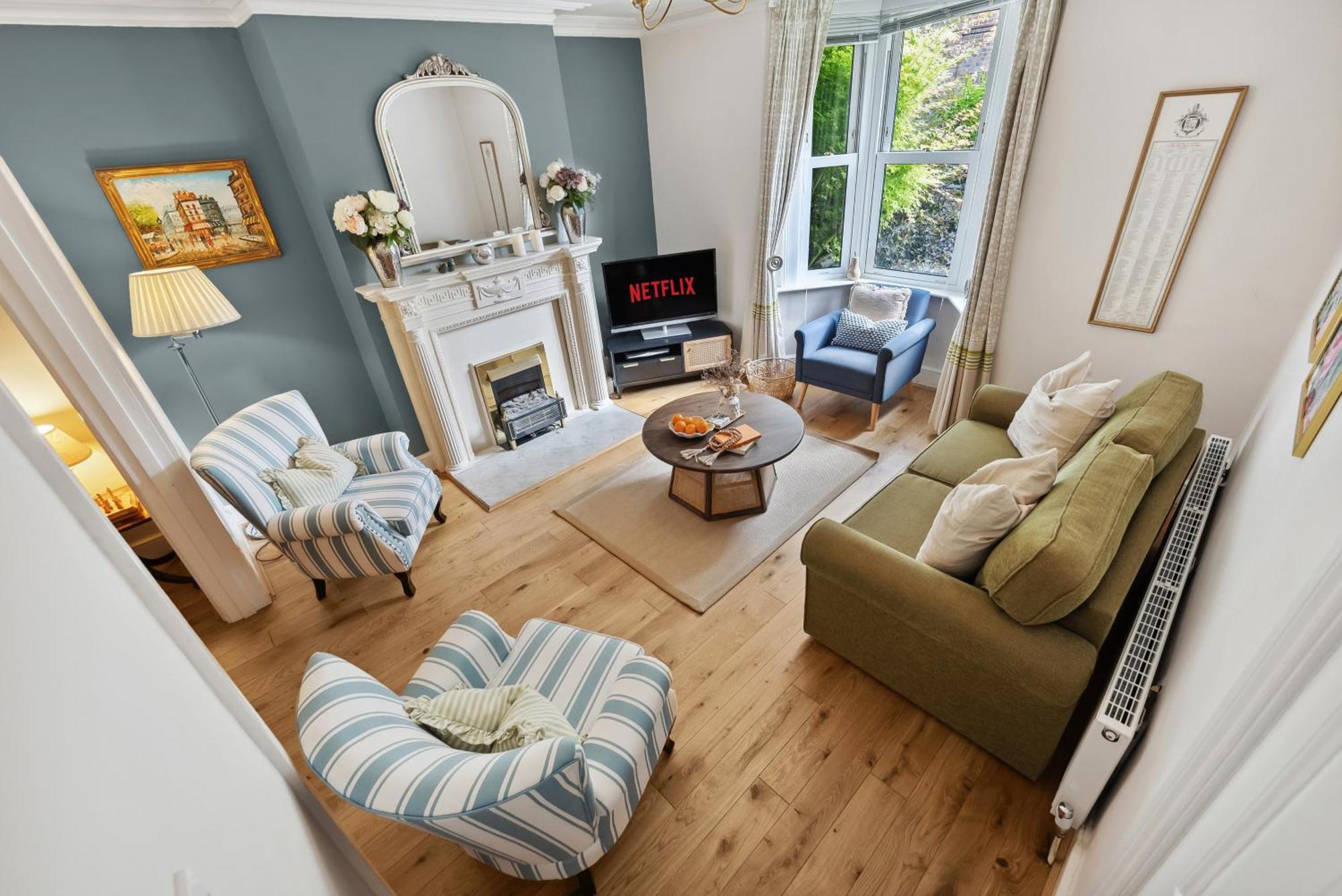 2-bedroom Stunning, Chic, Spacious & Stylish Retreat, Winchester, Free On-street Parking, Sleeps 6, Pet-friendly, Summer Special Offer! - By Blue Puffin
