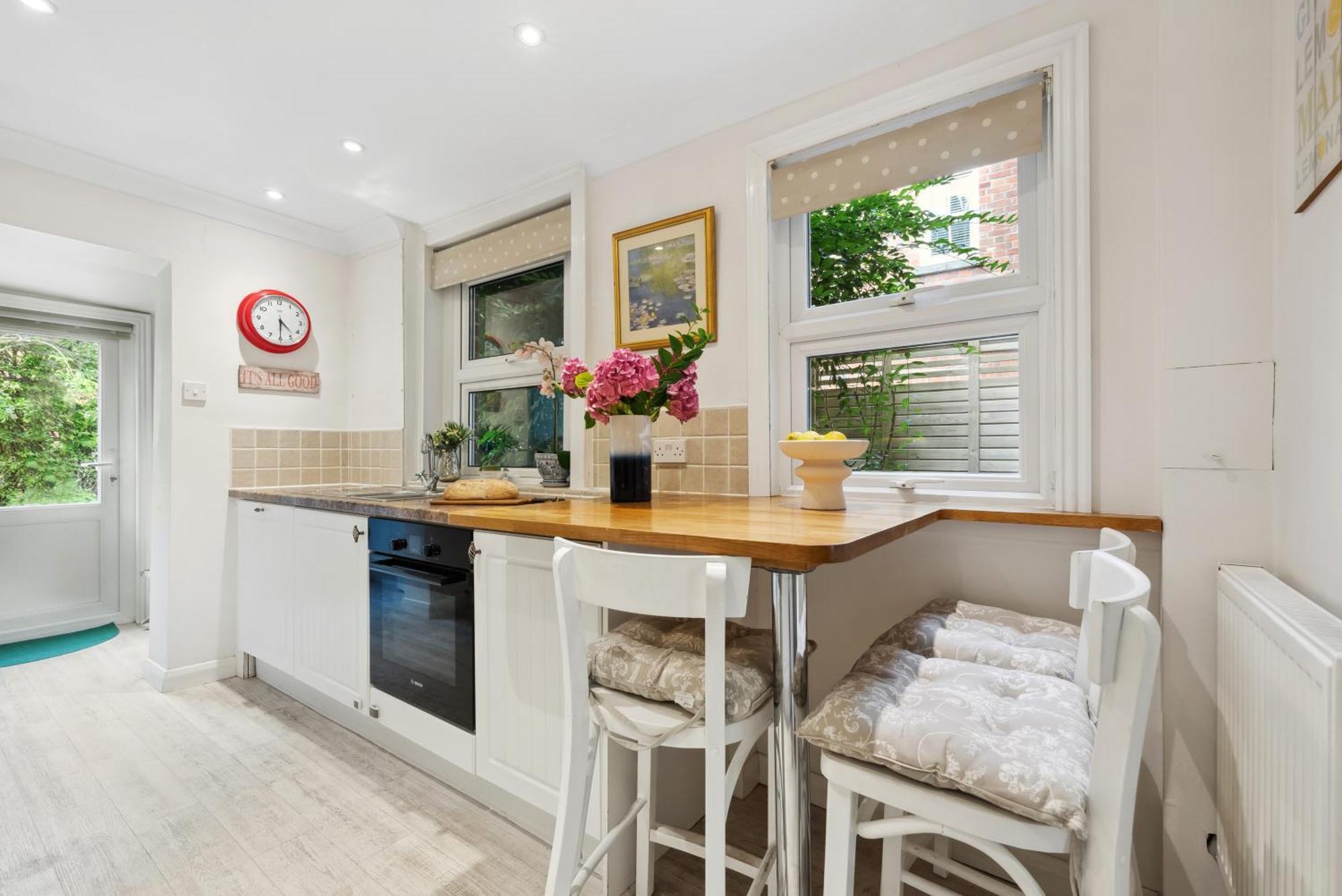 2-bedroom Stunning, Chic, Spacious & Stylish Retreat, Winchester, Free On-street Parking, Sleeps 6, Pet-friendly, Summer Special Offer! - By Blue Puffin *