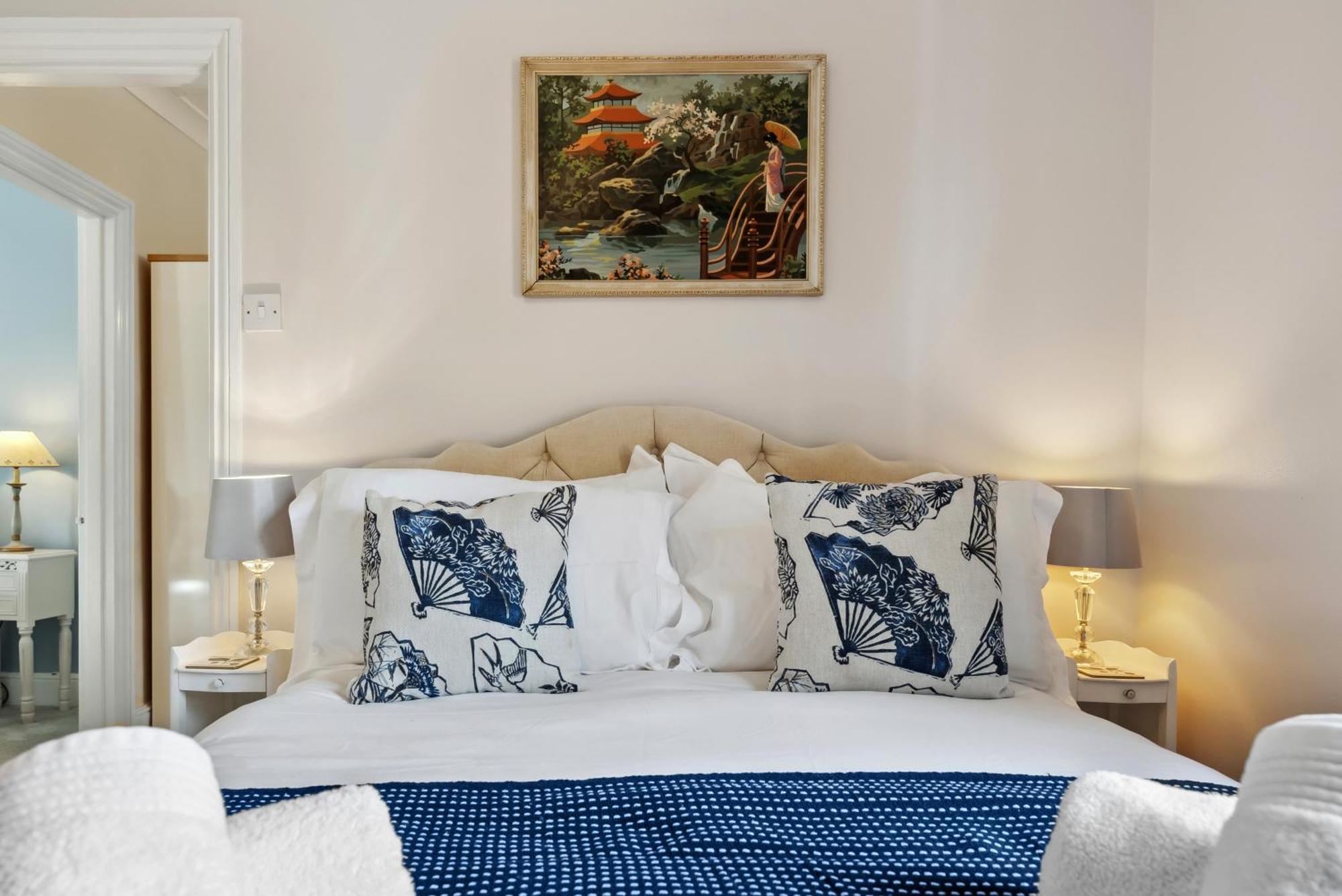 2-bedroom Stunning, Chic, Spacious & Stylish Retreat, Winchester, Free On-street Parking, Sleeps 6, Pet-friendly, Summer Special Offer! - By Blue Puffin * Winchester
