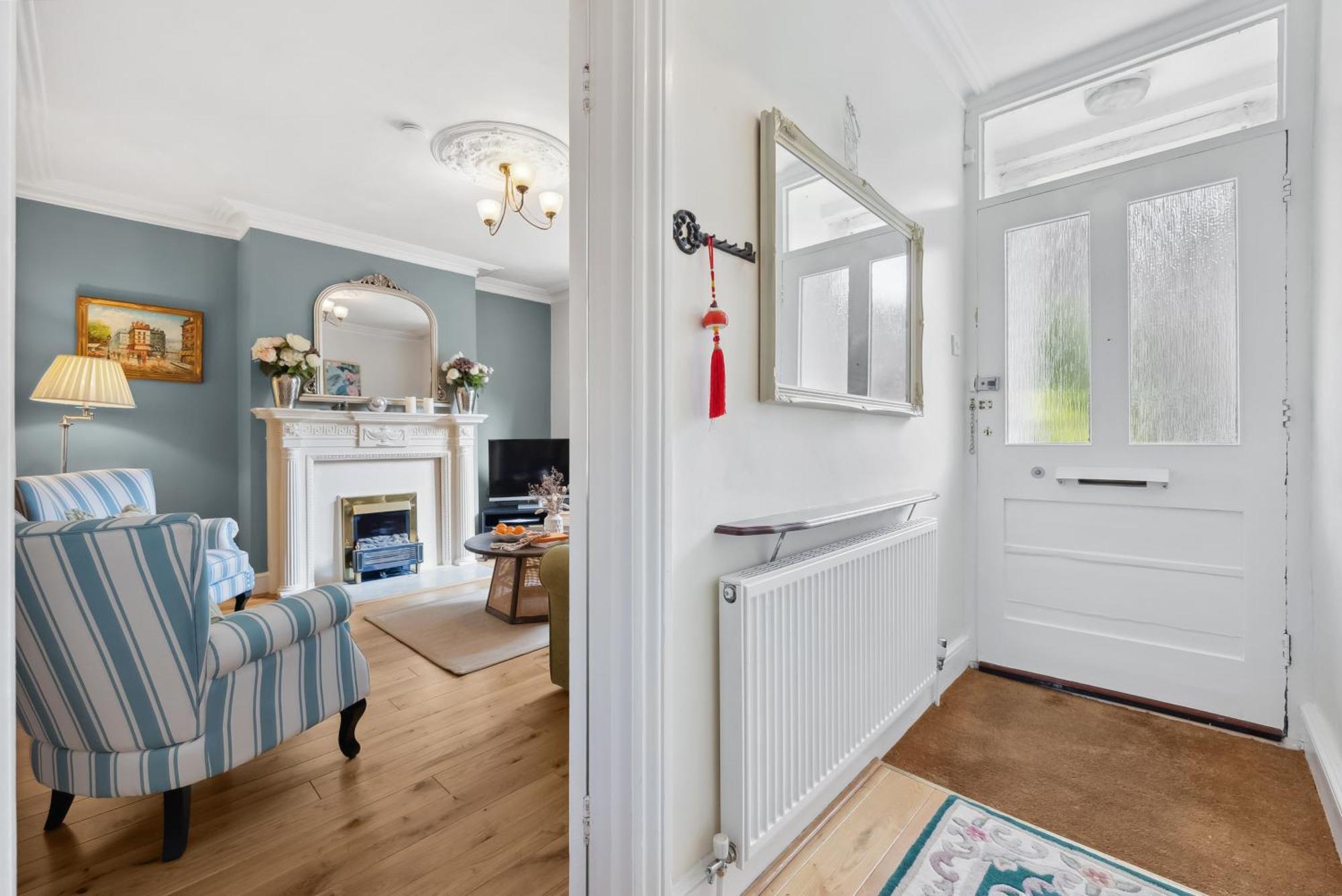 2-bedroom Stunning, Chic, Spacious & Stylish Retreat, Winchester, Free On-street Parking, Sleeps 6, Pet-friendly, Summer Special Offer! - By Blue Puffin Holiday home