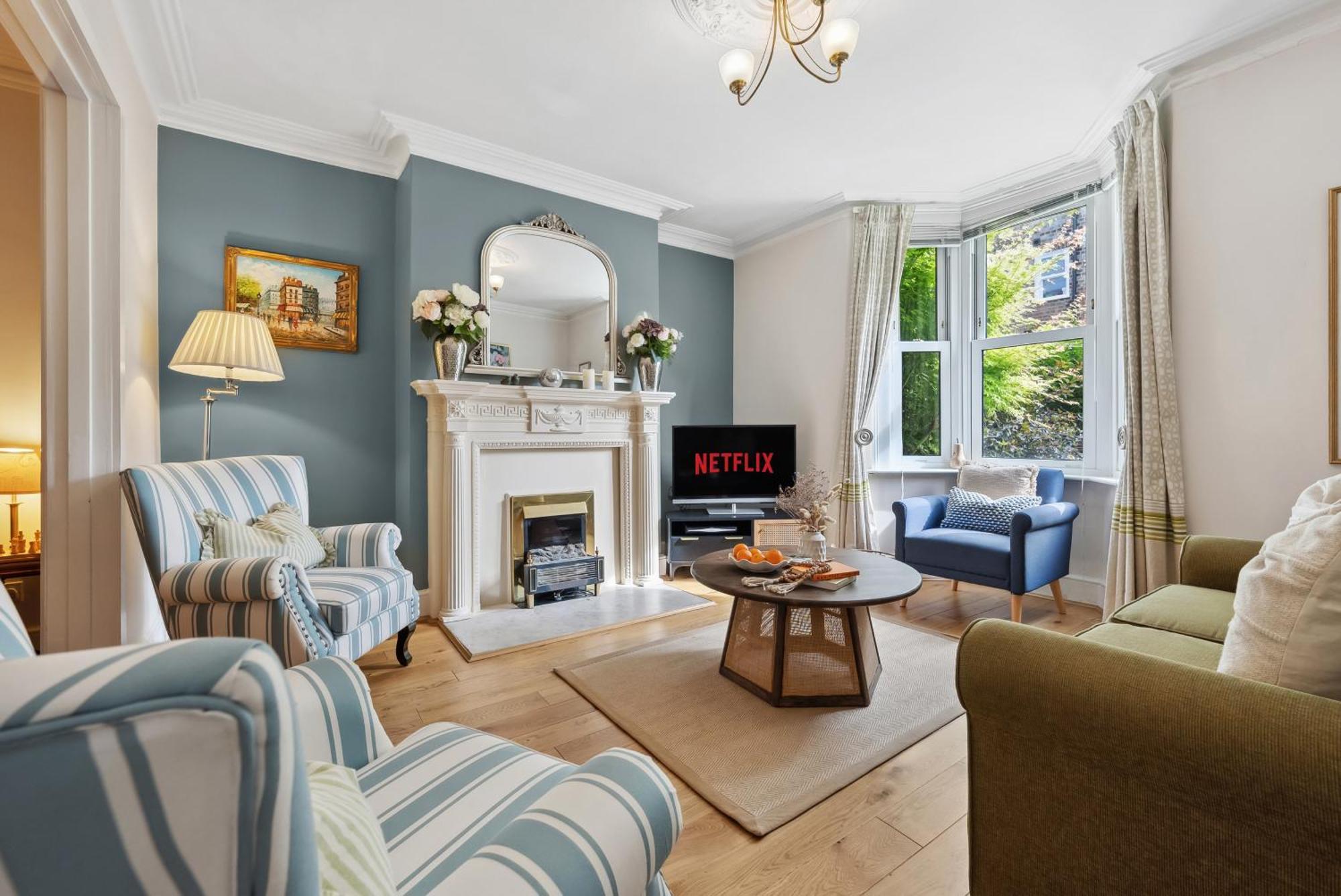 Holiday home 2-bedroom Stunning, Chic, Spacious & Stylish Retreat, Winchester, Free On-street Parking, Sleeps 6, Pet-friendly, Summer Special Offer! - By Blue Puffin *