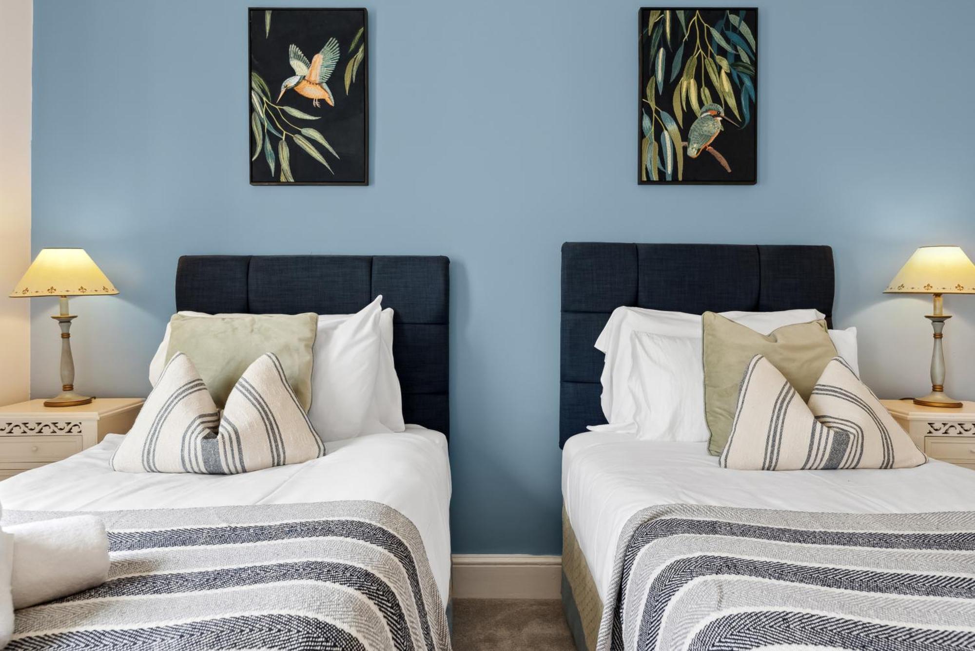 2-bedroom Stunning, Chic, Spacious & Stylish Retreat, Winchester, Free On-street Parking, Sleeps 6, Pet-friendly, Summer Special Offer! - By Blue Puffin Winchester
